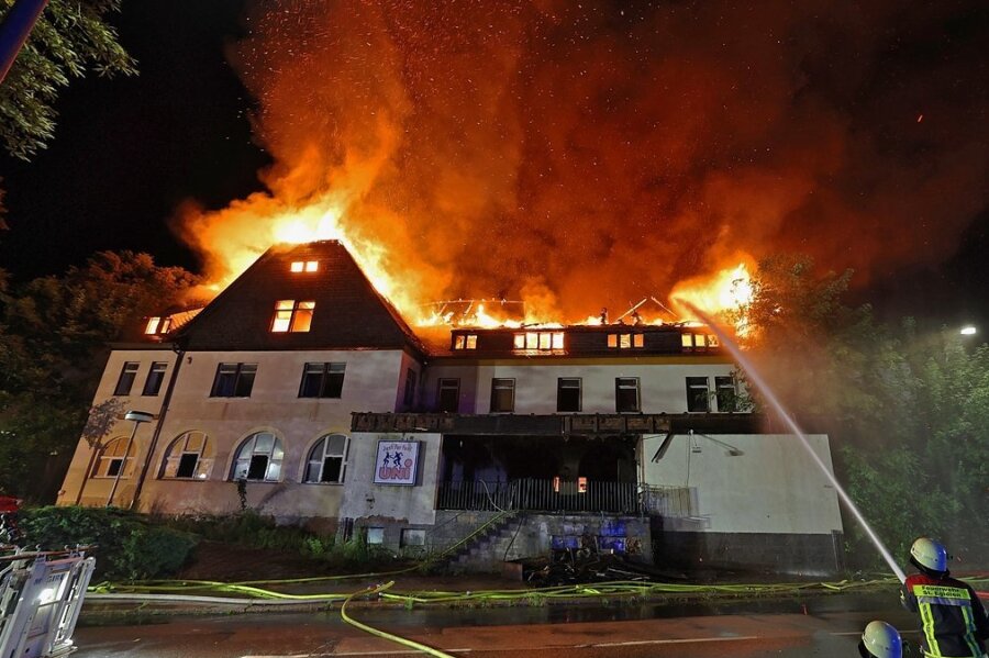 Polizei vermutet Brandstiftung im "Uni" in Lichtenstein - Am 3. Juli: Flammen schlagen aus dem Obergeschoss des "Uni". 140 Feuerwehrleute kämpfen stundenlang gegen die Flammen, können das Gebäude aber nicht mehr retten. 