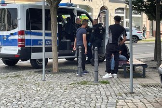 Polizei verstärkt Kontrollen am Postplatz in Aue: Diebesgut und Cannabis festgestellt - Beamte der Bereitschaftspolizei haben in der Schneeberger Straße drei Männer kontrolliert. Bei einem fanden sie Diebesgut.