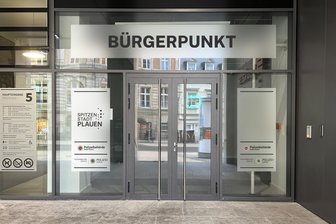 Polizei verstärkt Präsenz in der Plauener Innenstadt: Bürgerpunkt am Postplatz geht in den Testbetrieb - So soll der Bürgerpunkt künftig von außen aussehen. Die Beklebung kann aber erst angebracht werden, wenn es deutliche Plusgrade gibt.
