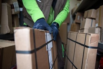 Polizei warnt: Betrüger in Chemnitz stehlen Zustellmitteilungen, um Pakete zu erbeuten - In Chemnitz ist es in den vergangenen Wochen zu mehreren Fällen von Betrug und Diebstahl im Zusammenhang mit Paketsendungen gekommen.