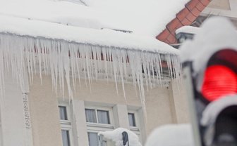 Polizei warnt vor Dachlawinen und Eiszapfen -
