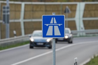 Polizei warnt vor Gefahr auf A 4 bei Meerane: Warum Autofahrer langsam fahren mussten - Die Polizei warnte am Montagabend vor Gefahr auf der A 4 bei Meerane.