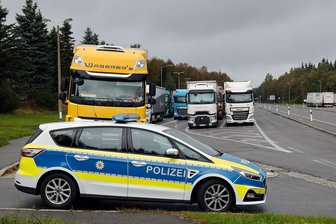 Polizei weist an Grenzübergang im Erzgebirge Familie zurück - Ein Streifenwagen der Bundespolizei am Grenzübergang in Reitzenhain.