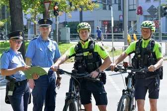 Polizei will Radfahrer in Freiberg kontrollieren - Polizeisprecherin Jana Ulbricht (v. l.) und Steve Seifert-Schlegel vom Freiberger Revier weisen Hannes Festag und Karsten Menge von der Leipziger Fahrradstaffel ein.