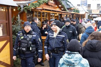 Polizei zeigt Präsenz: Wie sicher sind die Weihnachtsmärkte im Erzgebirge? - Patrick Salzer und Carolin Bräuer vom Polizeirevier in Annaberg-Buchholz bei ihrer gemeinsamen Streife auf dem Annaberger Weihnachtsmarkt mit Bürgerpolizistin Susann Kapcsándi und Roy Meischner von der Stadtverwaltung.