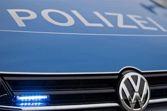 Polizei: Zerstörte Scheibe an Geschäft in Hainichen - Die Polizei hat am Sonntagmorgen eine zerstörte Fensterscheibe in einem Ladengeschäft in Hainichen gemeldet.