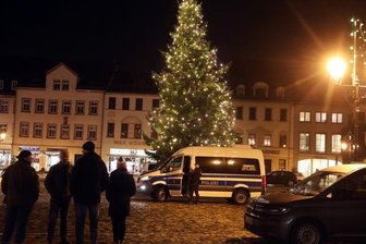 Polizei zerstreut wenige Protestierende in Glauchau - Die Polizei war am Montagabend mit rund 25 Beamten in der Glauchauer Innenstadt im Einsatz.