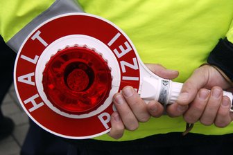 Polizei zieht Auto mit abgefahrenen Reifen und abgelaufenem TÜV aus dem Verkehr - Die Polizei hat am Sonntagabend in Crimmitschau einen Audi mit abgelaufenem TÜV und abgefahrenen Reifen aus dem Verkehr gezogen.