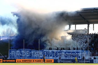 Polizei zieht Bilanz nach Derby zwischen FSV Zwickau und Chemnitzer FC: Mehrere Verletzte, 15 Anzeigen und blockierte Shuttlebusse - Nach der Pyrotechnik-Aktion im CFC-Fanblock meldet die Polizei zwei verletzte Personen.