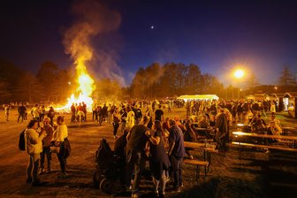 Polizei zieht Bilanz nach Hexenfeuer-Nacht im Landkreis Zwickau: Vier Personen bei Pfefferspray-Attacke leicht verletzt - Auf dem Festplatz an der Glauchauer Straße in Lichtenstein loderte ein großes Hexenfeuer.
