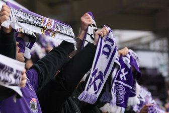 Polizei zieht Bilanz nach Ostderby zwischen Erzgebirge Aue und Cottbus: Pyrotechnik und Platzsturm - Die Anhänger von Erzgebirge Aue und Energie Cottbus pflegen ein traditionell rivalisierendes Verhältnis.