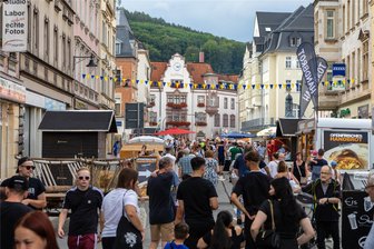 Polizei zieht Bilanz zu Stadtfest Aue: Friedliches Volksfest, aber dennoch neun Straftaten registriert - Blick in die Schneeberger Straße. Wie zu Stadtfesten in Aue gewohnt, waren viele Besucher unterwegs.