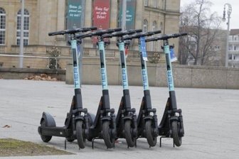 Polizei zieht E-Scooter Fahrer aus dem Verkehr -