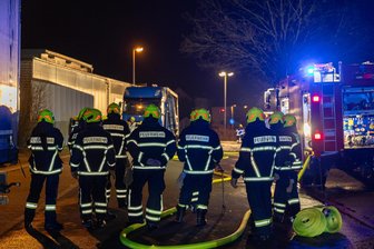 Polizei zu zwei Fahrzeug-Bränden in Treuen: „Einen technischen Defekt schließen wir aus“ - Löscheinsatz am 8. Dezember in Treuen: In unmittelbarer zeitlicher Folge brennen ein Laster und ein Transporter.