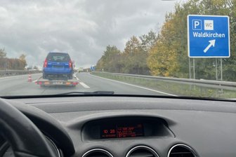 Polizeiaktion auf A 72: Kontrolle im Vogtland führt zu Stau - Die Polizei kontrolliert stichprobenartig auf dem A 72-Parkplatz Waldkirchen.