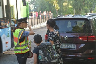 Polizeiaktion zum Schulbeginn vor der Freiberger Agricola-Grundschule: Nicht nur Temposünder ertappt - Polizistin Janet Pauer sprach am Montagmorgen vor der Agricola-Grundschule mit vielen Eltern, die ihre Kinder mit dem Auto brachten.