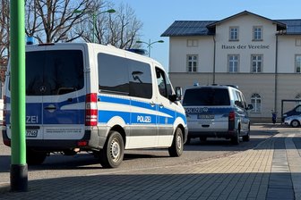 Polizeiaufgebot in Frankenberg - was ist da los? - Polizeiautos parken vor dem Bahnhof in Frankenberg.