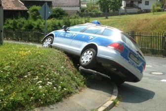 Polizeiauto gerät auf Abwege -