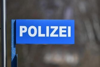 Polizeiauto kollidiert schwer mit 84-jährigem Fahrer - 