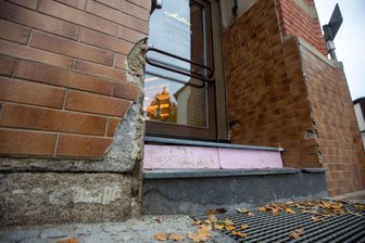 Polizeiauto krachte in Plauen in Bäckerei-Filiale: „Es war eine unglückliche Verkettung“ - An der Neundorfer Straße verursachte ein Polizeiauto im Laden der Bäckerei Müller Schäden.