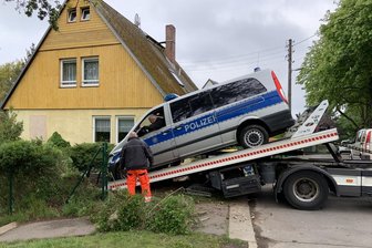 Polizeiauto macht sich selbstständig - Zaun durchbrochen - Am Dienstag wurde der Mercedes aus dem Grundstück geborgen.