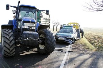 Beim Zusammenstoß zwischen einem Streifenwagen und einem Trecker bei Wiederau ist am Donnerstag ein Mann leicht verletzt worden.
