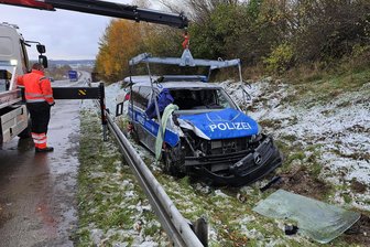 Polizeiauto überschlägt sich auf A 4 zwischen Chemnitz und Frankenberg - Beim Unfall eines Polizeifahrzeug am Montagmorgen auf der A 4 in Richtung Dresden wurden zwei Beamte verletzt.