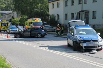 Polizeiauto und Renault kollidieren in Bad Schlema -