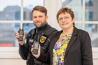 Polizeibehörde der Stadt funkt jetzt digital - Nun können Vollzugsbedienstete der Stadt mit digitalen Funkgeräten kommunizieren, mit einem Funkspruch alle Kontaktpersonen gleichzeitig erreichen.