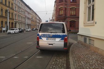Polizeibekannter Mann bedroht Libyer mit Luftdruckwaffe - Polizei-Einsatz in einem Mehrfamilienhaus an der Zwickauer Bosestraße.