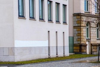 Polizeidirektion in Chemnitz beschmiert - Die Schrift wurde bereits mit weißer Farbe übermalt.