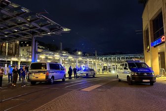 Polizeieinsatz am Plauener Postplatz: Lagezentrum nennt neue Details - Wegen des Polizeieinsatzes kam es zu Verspätungen auf den Straßenbahnlinien.