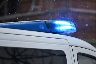 Polizeieinsatz am Theater in Plauen - Polizeibeamte dokumentierten am Samstagabend illegale Symbole an der Fassade des Plauener Theaters.