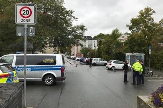 Polizeieinsatz am Wendedenkmal: Drei Verletzte nach Streit - Polizisten beim Einsatz in der Melanchthonstraße.