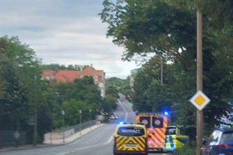 Polizeieinsatz an der Plauener Friedensbrücke - Ein Einsatz von Polizei und Rettungsfahrzeugen am Dienstag gegen 19 Uhr zog die Aufmerksamkeit von Passanten auf sich.
