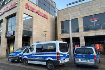 Polizeieinsatz an der Plauener Stadt-Galerie sorgt für Aufsehen - Polizeieinsatz an der Stadt-Galerie in Plauen: Mehrere Fahrzeuge waren so abgestellt worden, dass dahinter - abgeschottet vor neugierigen Blicken - Personenkontrollen stattfinden konnten.