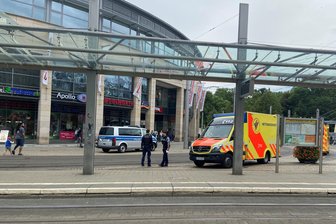 Polizeieinsatz auf dem Plauener Postplatz sorgt für Aufsehen: Das war der Grund - Am Mittwoch zogen Polizei- und Rettungswagen auf dem Postplatz Aufmerksamkeit auf sich.
