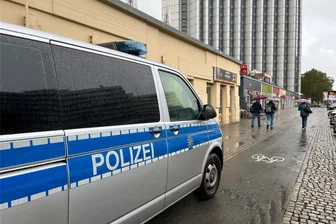 Polizeieinsatz bei Dönerladen in der Chemnitzer Innenstadt - Die Polizei rückte am Freitagmorgen mit mehreren Fahrzeugen an die Brückenstraße aus.