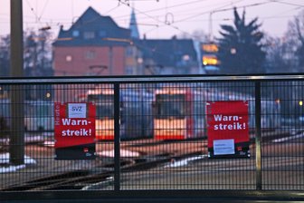 Polizeieinsatz bei Warnstreik in Zwickau: Mann mit zwei langen Schwertern bedroht Bus- und Bahnfahrer - Ein Mann ist mit zwei Schwertern am Depot an der Schlachthofstraße aufgetaucht.
