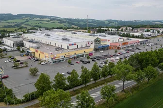 Polizeieinsatz im Erzgebirge: Mann wirft Steine von Einkaufszentrum - Polizei, Feuerwehr und Rettungsdienst rückten am Freitagnachmittag zum Annaberger Erzgebirgscenter aus.