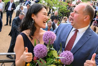 Polizeieinsatz im Hause Hilbert: Hat der Dresdner OB seine Ex die Treppe hinuntergestoßen? - Ein Bild aus vergangenen Tagen: Im Juli 2022 waren Su Yeon Hilbert und ihr Mann Dirk bei der OB-Wahl-Party in Dresden noch ein Herz und eine Seele. 