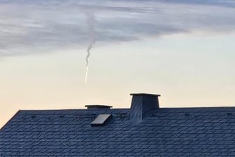 Polizeieinsatz im Vogtland: War der Absturz eines Flugobjektes nur ein Kondensstreifen am Himmel? - Handelt es sich hier um einen Kondensstreifen, dessen vorderer Teil von der untergehenden Sonne angestrahlt wird? Der Vorgang hatte am Sonntag einen großen Polizeieinsatz im Vogtland ausgelöst.