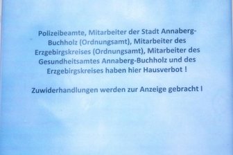 Ein Schild mit dieser Aufschrift hängt am Eingang der Diskothek.