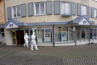 Polizeieinsatz in Bank beendet - Fahndung nach Tätern läuft - Nach der Befreiung von zwei Personen ist die Spurensicherung im Einsatz.