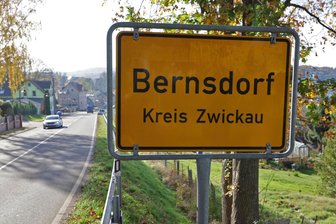 Polizeieinsatz in Bernsdorf: Mann schlägt Scheiben mit Metallstange ein - In Bernsdorf war am Mittwoch gegen 12.30 Uhr die Polizei im Einsatz.