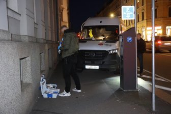 Polizeieinsatz in Chemnitz: Nach Schlägerei mit fremdem Transporter davongefahren - Mit dem gekaperten Transporter eines Paketzustellers wurde ein 18-Jähriger gestreift. Die Fahrt endete ein paar Ecken weiter am Straßenrand.