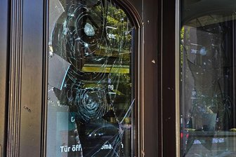 Polizeieinsatz in Chemnitz: Randalierer nach Diebstahl und Einbrüchen festgenommen - In der vergangenen Nacht haben Zeugen die Polizei verständigt, weil ein Mann versuchte, die Scheiben eines Geschäfts in der Adelsbergstraße einzuschlagen.