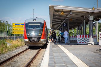 Polizeieinsatz in der Erzgebirgsbahn: Beamte setzen am Bahnhof Flöha Hausverbot durch - Am Bahnhof Flöha kam es am Dienstagmorgen zu einem Polizeieinsatz.