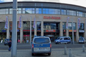 Polizeieinsatz in der Plauener Stadt-Galerie: Was waren die Gründe? - Drei Polizeifahrzeuge fuhren vor der Stadt-Galerie vor.