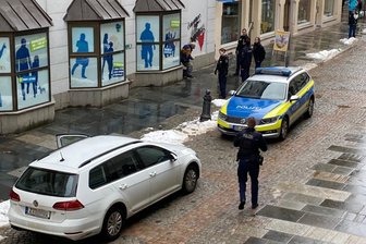 Polizeieinsatz in der Zwickauer Innenstadt: Das war der Anlass - Zwei Streifenwagen fuhren in der Hauptstraße vor, einer davon in Zivil.